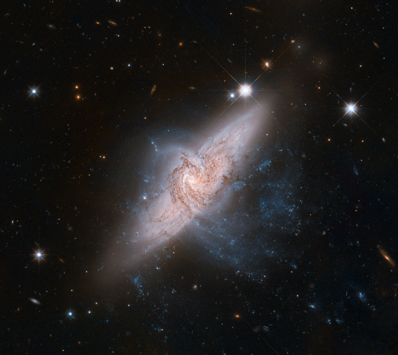 Фото: NASA, ESA, the Hubble Heritage (STScI/AURA)-ESA/Hubble Collaboration, and W. Keel (University of Alabama)