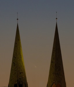 Комета между двумя шпилями церкви Св. Марии в Любеке © Stephan Brügger, 12 марта 2013