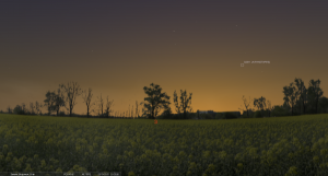 25 марта 2013. Время на снимке: 20.25. Заход Солнца: 19.45. Высота кометы над горизонтом около 15°.