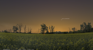 22 марта 2013. Время на снимке: 20.15. Заход Солнца: 19.40. Высота кометы над горизонтом около 15°.
