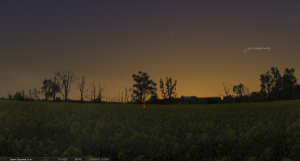 28 марта 2013. Время на снимке: 20.35. Заход Солнца: 19.50. Высота кометы над горизонтом около 24°.
